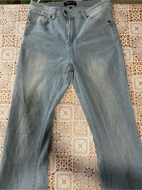 Beyond Us Women’s Size 10 Light Wash Straight Leg Jeans Casual Denim Pants